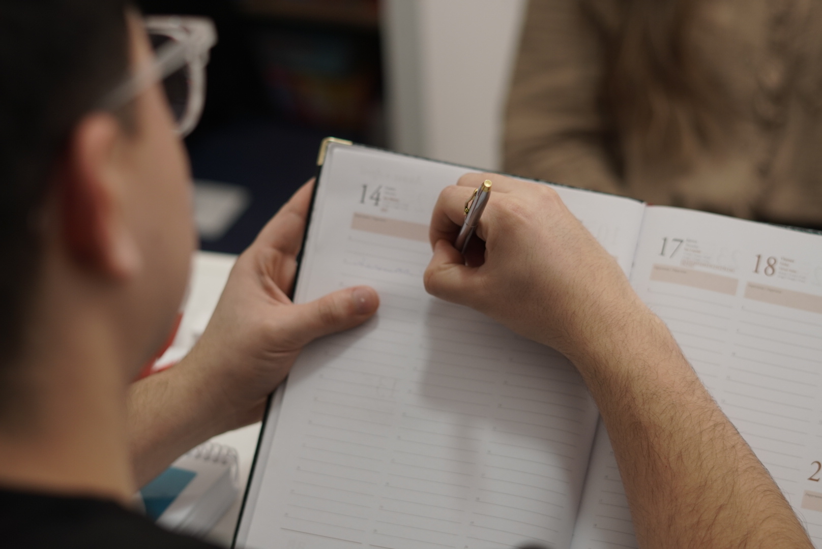 Gonzalo tomando notas durante su trabajo clínico